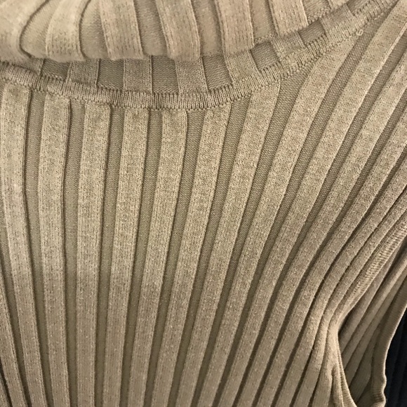 Tops - Picture 3 of 5